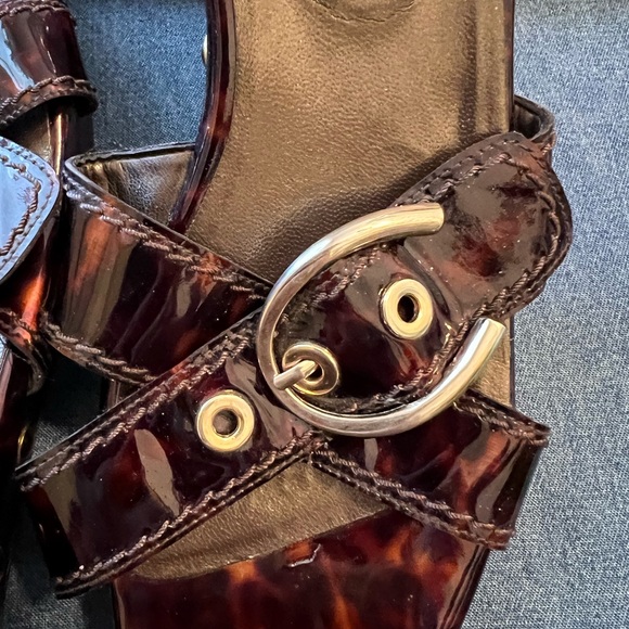 STUART WEITZMAN MULE CROSS STRAP BUCKLE TORTOISE PATENT LEATHER 9.5M - Picture 14 of 15